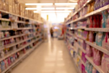 Raflar alışveriş merkezinin arka planına ürünleri yerleştirir