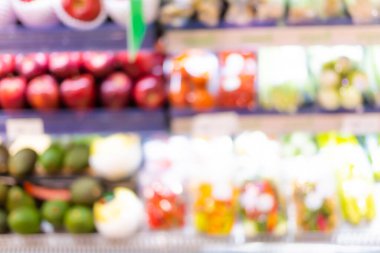 Alışveriş merkezindeki meyve ve sebze bölümünün bulanık arkaplanı tercih için soyut.