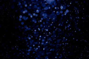 Kutlama arka planı için mavi Bokeh yıldızlarının parıltısı