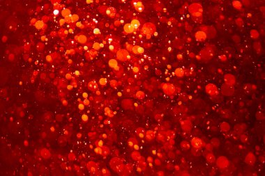 Kırmızı ışık sönmüş sevgililer günü bulanıklığı siyah arka planda parlıyor.