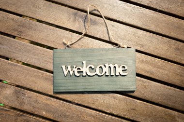 Ahşap dokunun arka planında Davetiye işareti konsepti