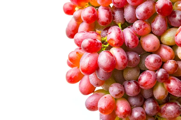Frische Rote Trauben Mit Wassertropfen Isoliert Auf Weißem Hintergrund — Stockfoto
