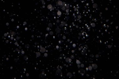 Soyut zarif simler, siyah arkaplana odaklanmış şekilde ışıldar.