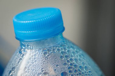 Mavi plastik şişe kapağını kapat.