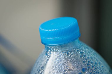 Mavi plastik şişe kapağını kapat.