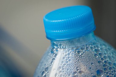 Mavi plastik şişe kapağını kapat.