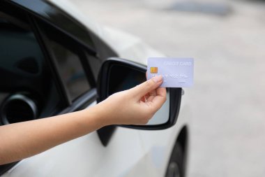 Kapalı el kartı, kontrol noktasından ödeme yapmak için arabanın kredi kartını kullanıyor.