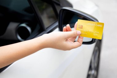 Kapalı el kartı, kontrol noktasından ödeme yapmak için arabanın kredi kartını kullanıyor.
