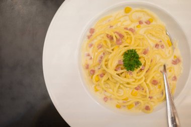 Masa dokusu arka planında Carbonara spagettisi