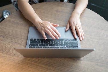 Ev bilgisayarında çalışırken müşterilerle sohbet yazarken ev ofisinde internet üzerinden iletişim kurmak, evden uzaktan öğrenme işi kavramı