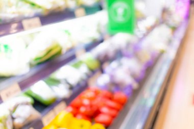 Alışveriş merkezindeki meyve ve sebze bölümünün bulanık arkaplanı tercih için soyut.