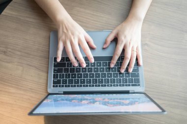 Ev bilgisayarında çalışırken müşterilerle sohbet yazarken ev ofisinde internet üzerinden iletişim kurmak, evden uzaktan öğrenme işi kavramı