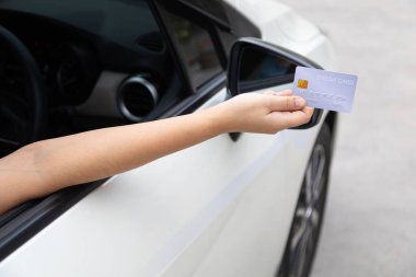 Kapalı el kartı, kontrol noktasından ödeme yapmak için arabanın kredi kartını kullanıyor.