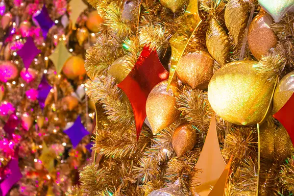 Γιορτάστε Χριστούγεννα Στολίζοντας Δώρα Στο Χριστουγεννιάτικο Δέντρο — Φωτογραφία Αρχείου