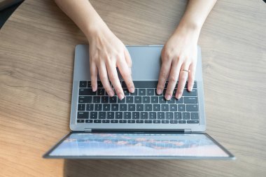 Ev bilgisayarında çalışırken müşterilerle sohbet yazarken ev ofisinde internet üzerinden iletişim kurmak, evden uzaktan öğrenme işi kavramı