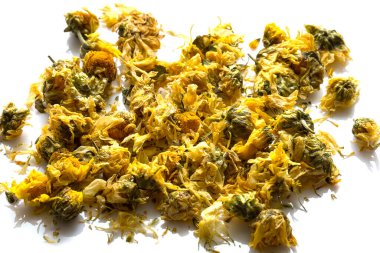 Kurutulmuş Kasımpatı 'nın yakınında, bitki genellikle sağlık içeceği olarak kullanılır. beyaz arkaplanda izole