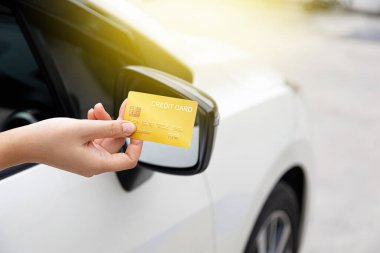 Kapalı el kartı, kontrol noktasından ödeme yapmak için arabanın kredi kartını kullanıyor.