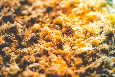 Kurutulmuş Kasımpatı 'nın yakınında, bitki genellikle sağlık içeceği olarak kullanılır.