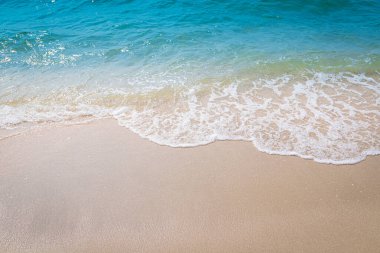 Sahilin arka planında kum dalgası