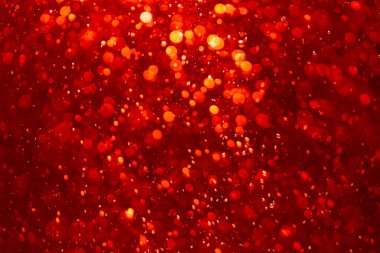 Kırmızı ışık sönmüş sevgililer günü bulanıklığı siyah arka planda parlıyor.