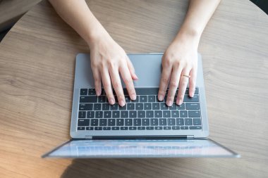 Ev bilgisayarında çalışırken müşterilerle sohbet yazarken ev ofisinde internet üzerinden iletişim kurmak, evden uzaktan öğrenme işi kavramı