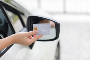 Kapalı elle ödeme yapmak ya da kapıya ulaşmak için kredi kartı kullanın.