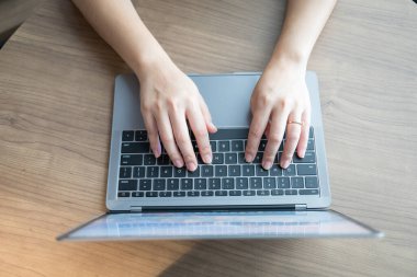 Ev bilgisayarında çalışırken müşterilerle sohbet yazarken ev ofisinde internet üzerinden iletişim kurmak, evden uzaktan öğrenme işi kavramı