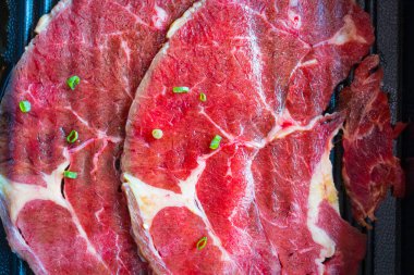 Izgara yakiniku için taze sığır eti dilimleri.