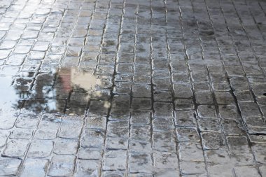 Arka planda ıslak su zemini yansıtma kullanımıyla damga betonu