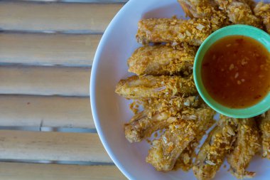 Bambu Masasında Kızarmış Tavuk Kanatları