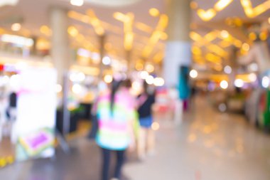 Bokeh geçmişi olan alışveriş merkezlerinde alışveriş yapan bulanık insanlar.