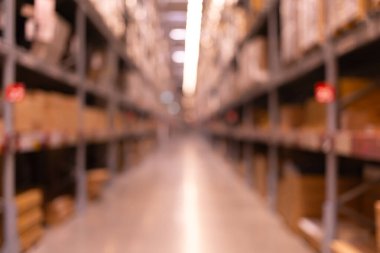 Ürün ve mal stokları ile depoya giden yol