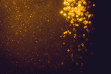 Arkaplanı kutlamak için bulanık altın bokeh yıldızlarını kullan