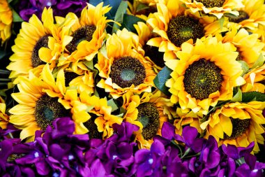 Festivaller için renkli dekoratif yapay çiçekler