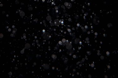 Soyut zarif simler, siyah arkaplana odaklanmış şekilde ışıldar.