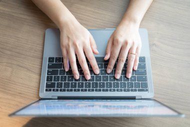 Ev bilgisayarında çalışırken müşterilerle sohbet yazarken ev ofisinde internet üzerinden iletişim kurmak, evden uzaktan öğrenme işi kavramı