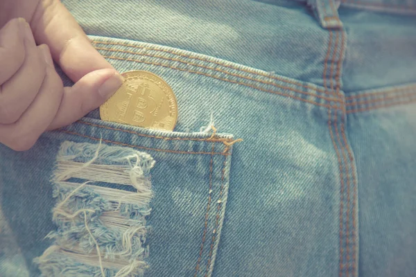 Närbild Kvinna Som Lägger Bitcoin Cryptocurrency Mynt Blå Jeans Ficka — Stockfoto