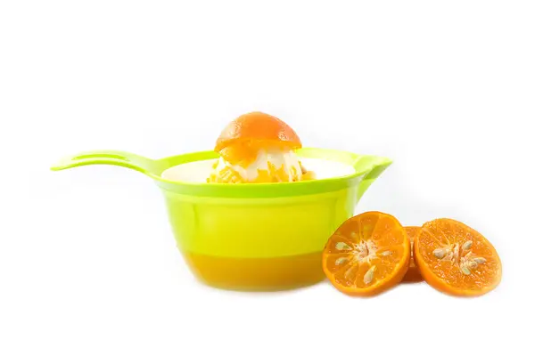 Prepare Jugo Naranja Exprimido Fresco Con Exprimidor Verde Sobre Fondo — Foto de Stock