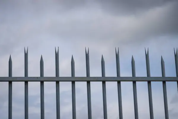 曇った雰囲気の背景の家の裏にある鉄の塀 — ストック写真