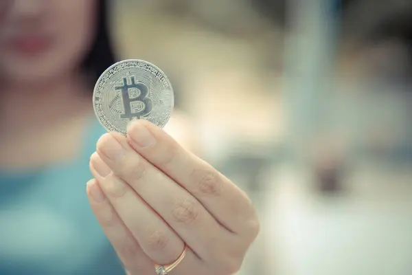 Mosolygó Gyönyörű Kezében Bitcoin Digitális Valuta Cryptocurrency Elmosódott Háttér Koncepciója Stock Kép