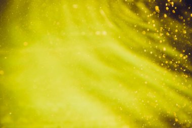 Siyah arkaplanda altın renkli ışıklar