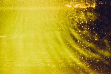 Siyah arkaplanda altın renkli ışıklar