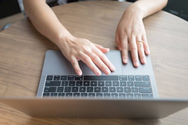 Ev bilgisayarında çalışırken müşterilerle sohbet yazarken ev ofisinde internet üzerinden iletişim kurmak, evden uzaktan öğrenme işi kavramı