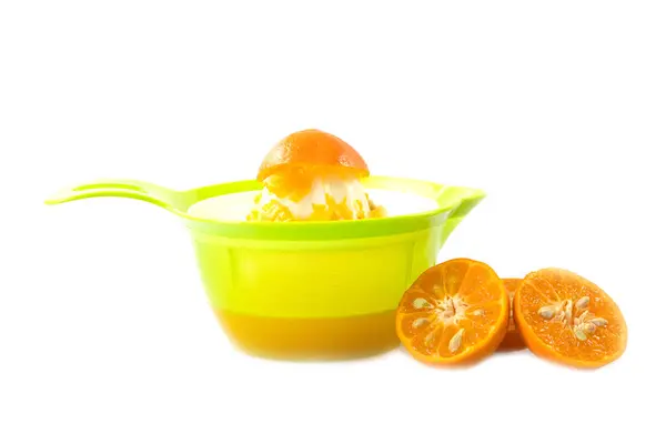Bereid Vers Geperst Sinaasappelsap Met Een Groene Sapcentrifuge Een Witte — Stockfoto