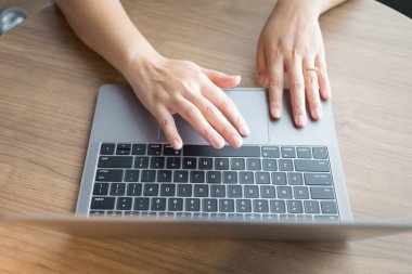 Ev bilgisayarında çalışırken müşterilerle sohbet yazarken ev ofisinde internet üzerinden iletişim kurmak, evden uzaktan öğrenme işi kavramı