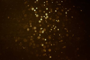 Siyah arkaplanlı, soyut altın bir su kaynağı.