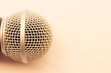 Mikrofonu, klasik arkaplanı olan bir oditoryumdaki kürsüye kapatın.