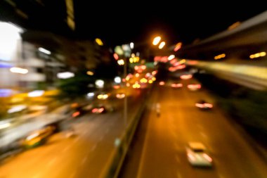 Soyut bulanık ışık demeti gece arkaplanındaki yolda.