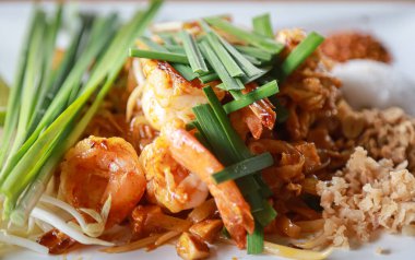 Taze karidesli Pad Thai, Tayland 'da popüler olan lezzetli yemekler.