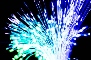 Siyah arkaplanda iletişim teknolojisi ağı için bulanık ışık fiber optikleri kapat